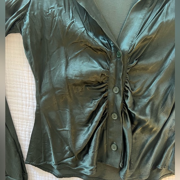 ZARA PLEATED SATIN BUTTON DOWN LONG SLEEVE IN OLIVE GREEN. size xs - Picture 4 of 5